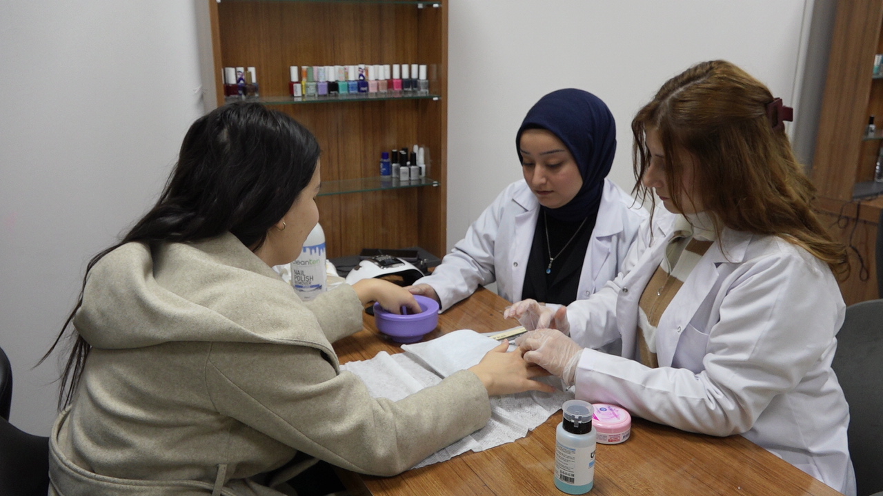 GÜZELLİK SEKTÖRÜNE İLGİ DUYAN KADINLARA ÜCRETSİZ KURS DESTEĞİ