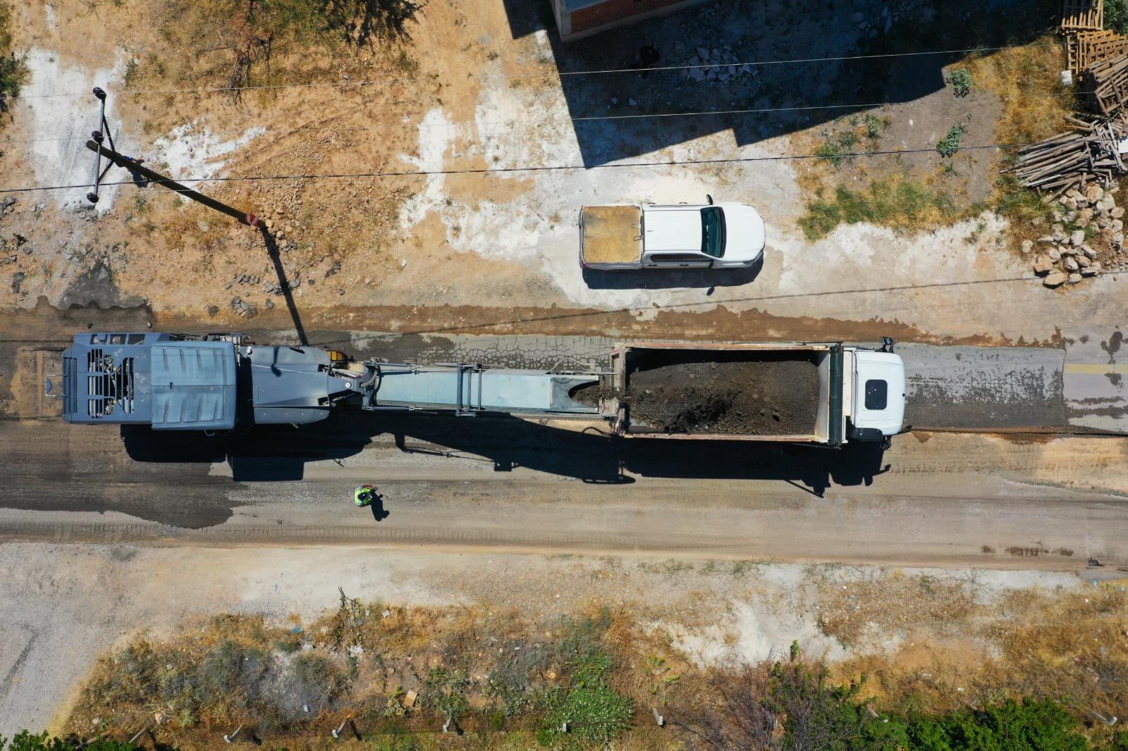 İKİ ÖNEMLİ YOL AKSINDA ÇALIŞMALAR EŞ ZAMANLI SÜRÜYOR