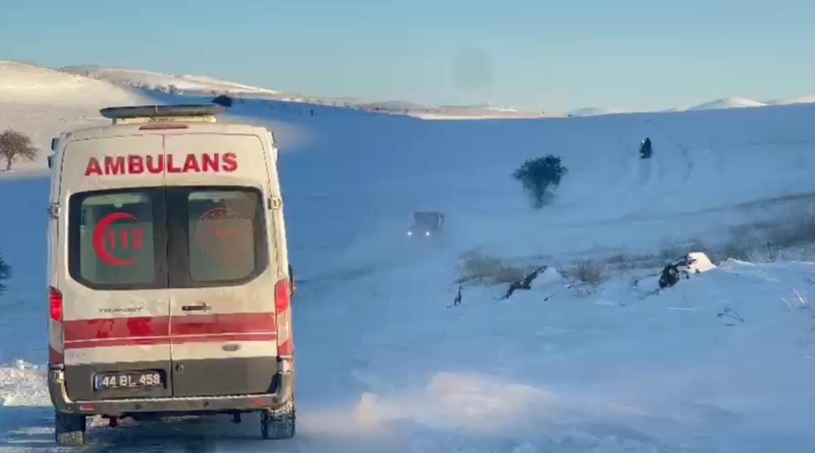 Karda mahsur kalan araç ve vatandaşlar kurtarıldı