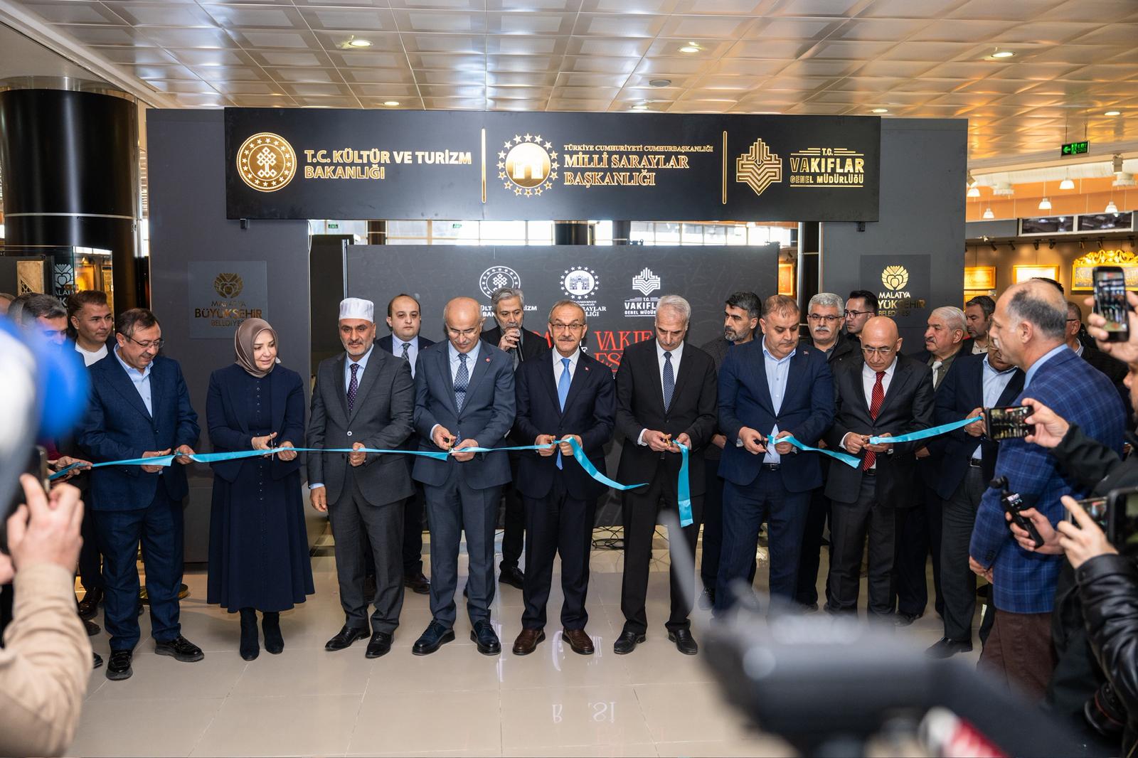 'Kutsal Emanetler ve Vakıf Eserleri Sergisi’ Büyükşehir ev sahipliğinde açıldı