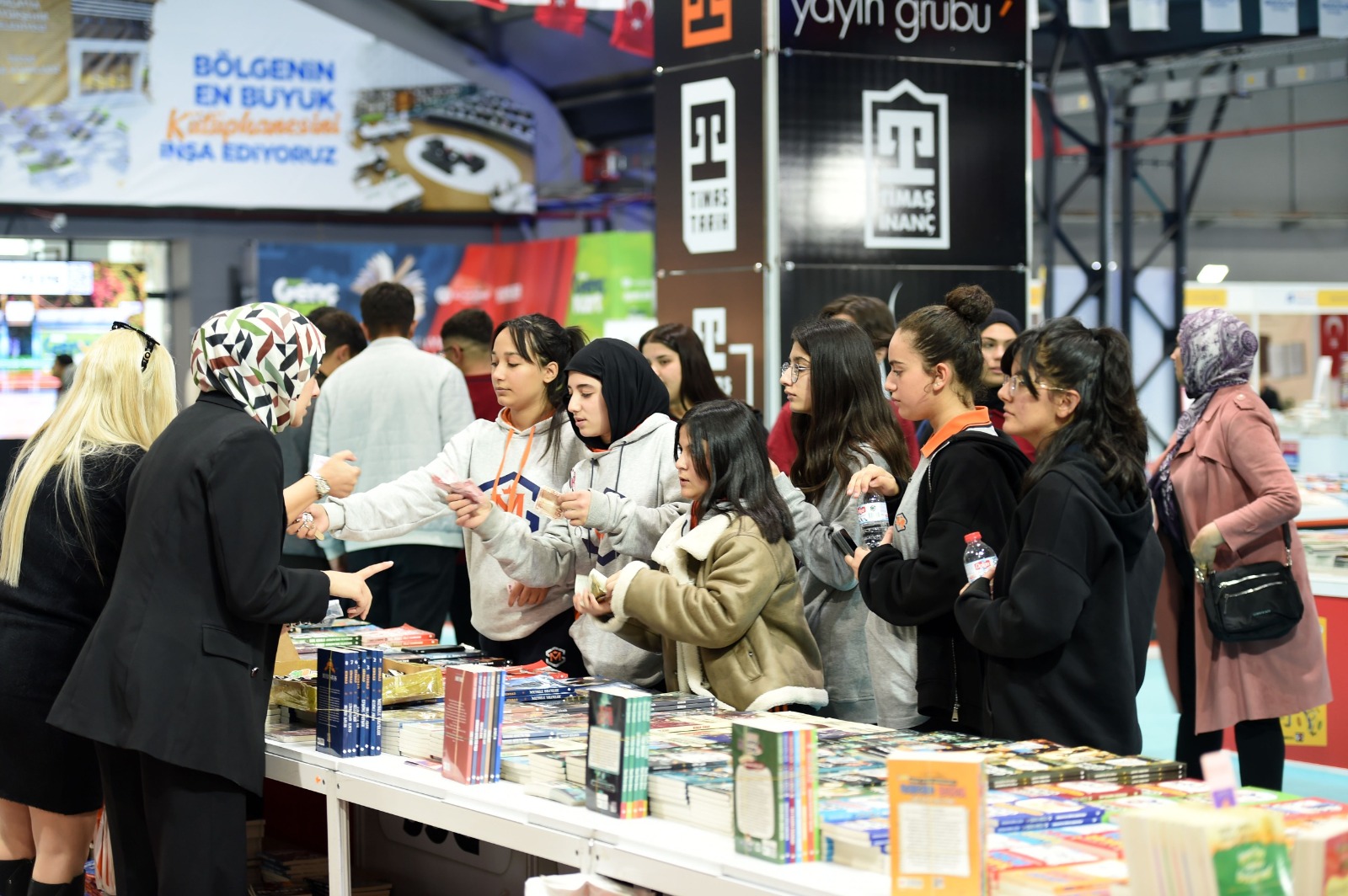 MALATYA ANADOLU KİTAP VE KÜLTÜR FUARI KİTAPSEVERLERDEN YOĞUN İLGİ GÖRÜYOR