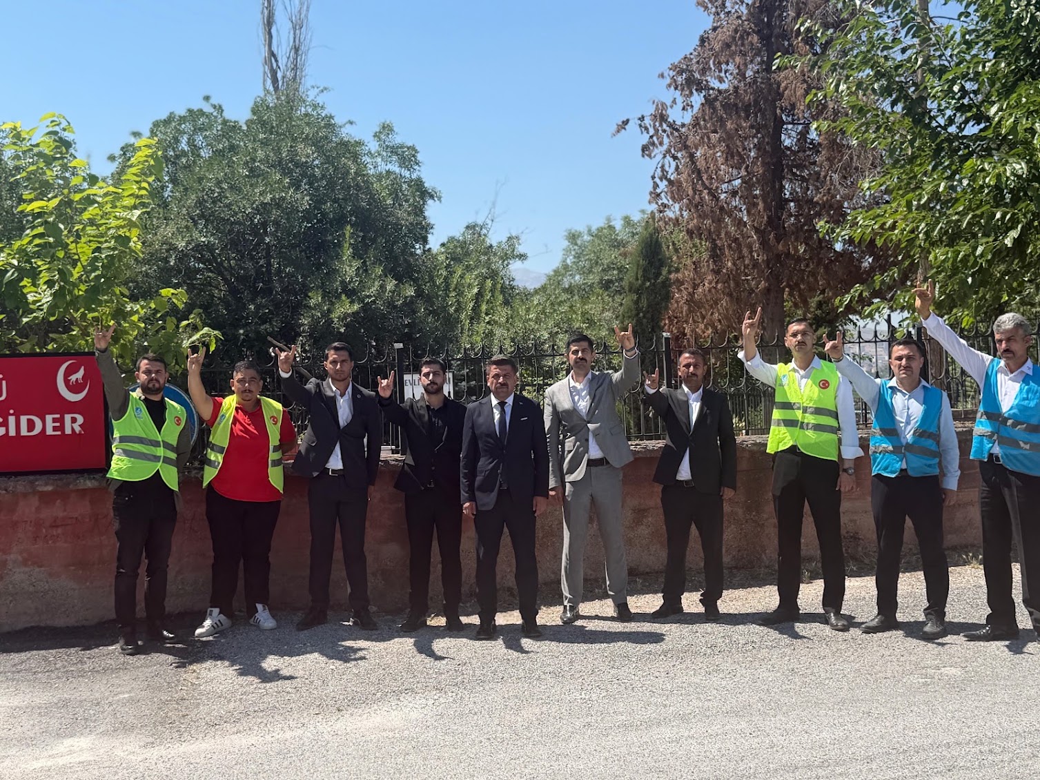 Malatya Ülkü Ocakları'ndan Şehitlere Ahde Vefa:Kabirler Bakıma Alındı Bayraklar Yenilendi