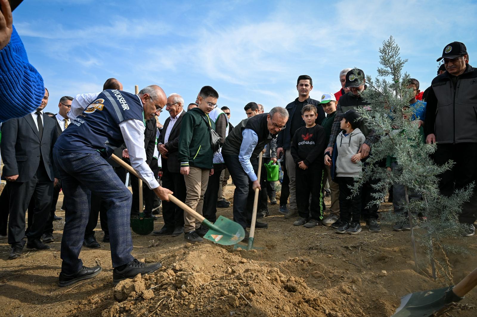 MİLLİ AĞAÇLANDIRMA GÜNÜNDE 2200 FİDAN TOPRAKLA BULUŞTU