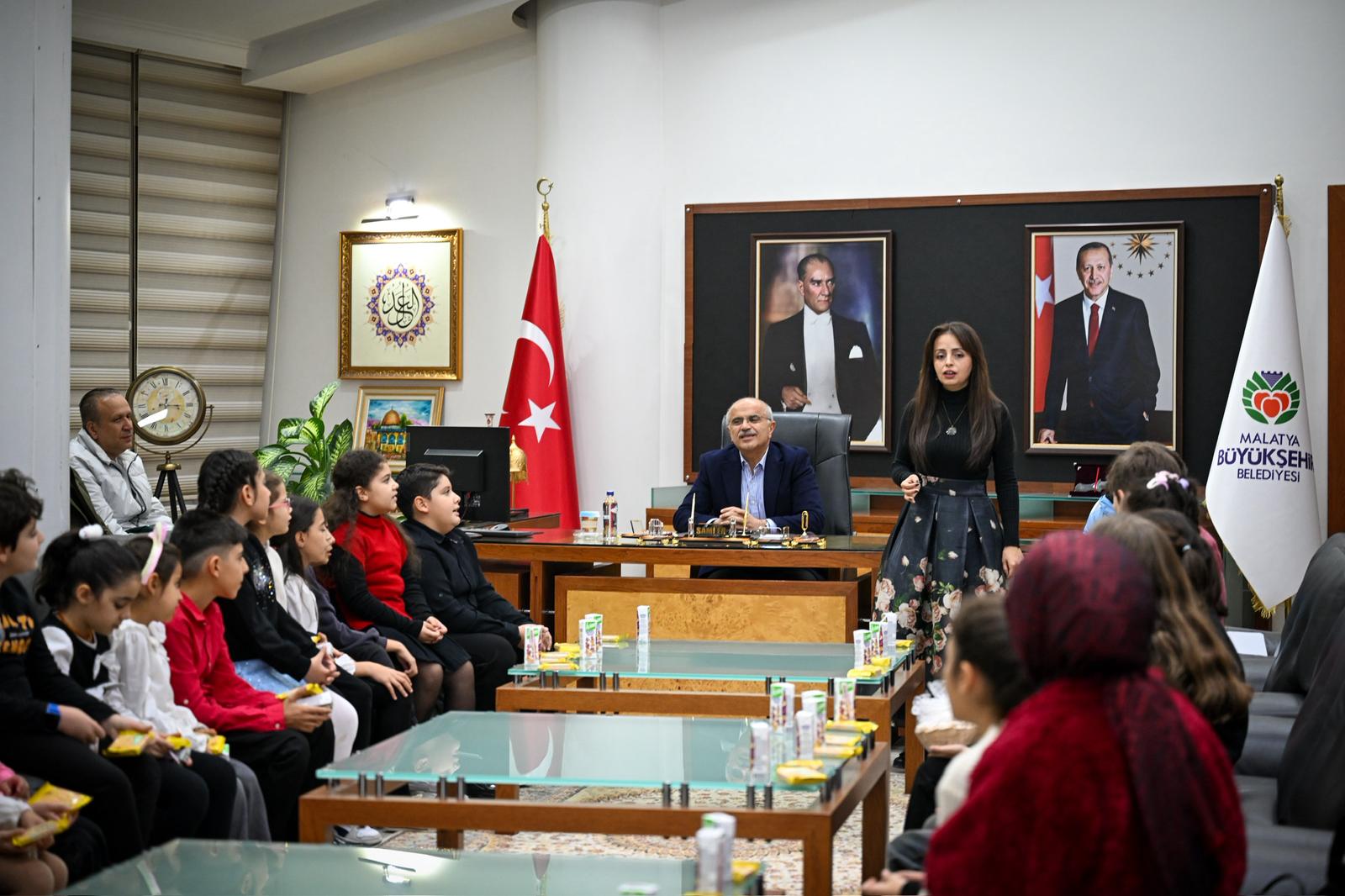 MİNİK YÜREKLERDEN BAŞKAN ER’E ANLAMLI ZİYARET