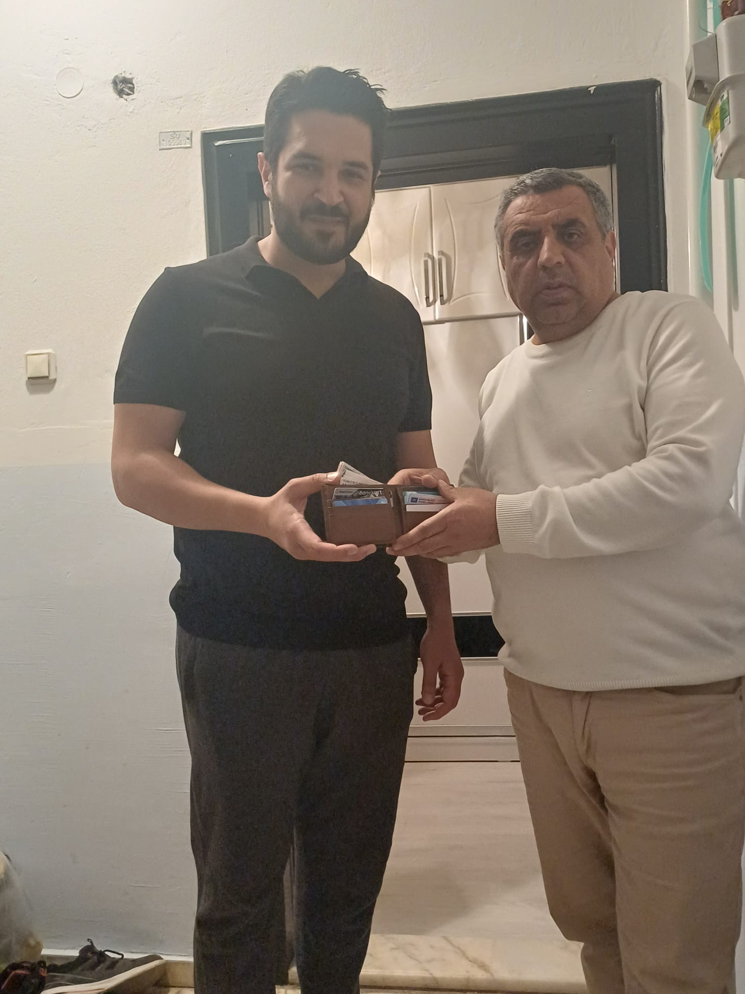 Örnek Muhtar, Bulduğu Para Dolu Cüzdanı Sahibine Teslim Etti