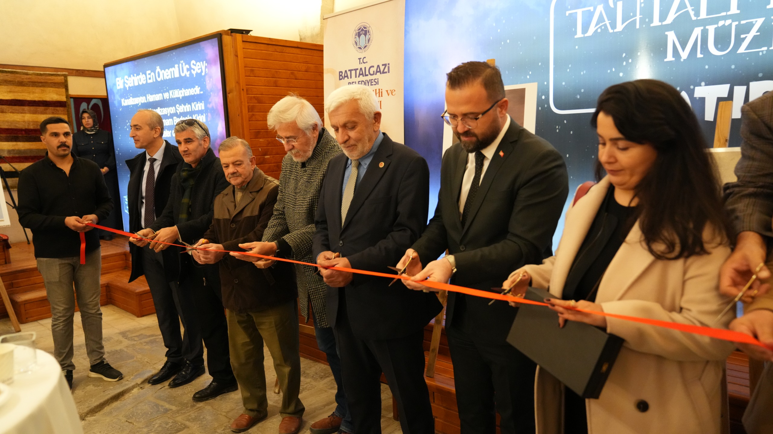 "Bir Kent,Bir Tarih,Bir Kadraj"Fotoğraf Sergisi Tahtalı Hamam Müzesi'nde Açıldı