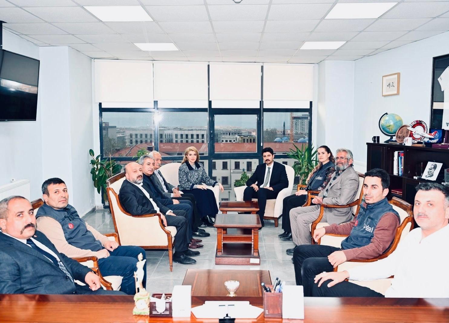 "Hem Kurumlara, Hem Millete Yakın Temas"