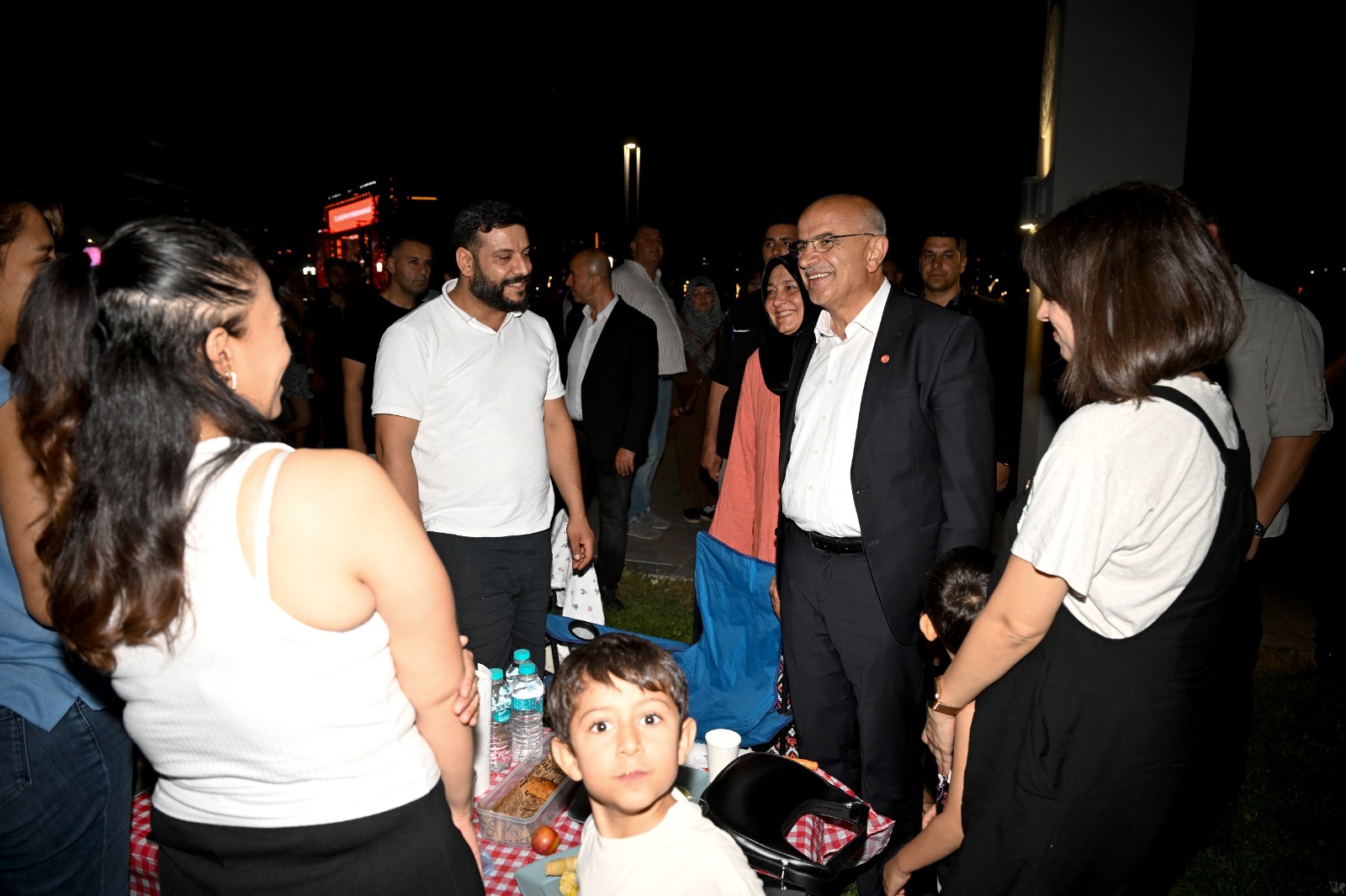 "VATANDAŞLARIMIZIN YÜZÜ GÜLÜNCE BİZİM DE YÜZÜMÜZ GÜLÜYOR"