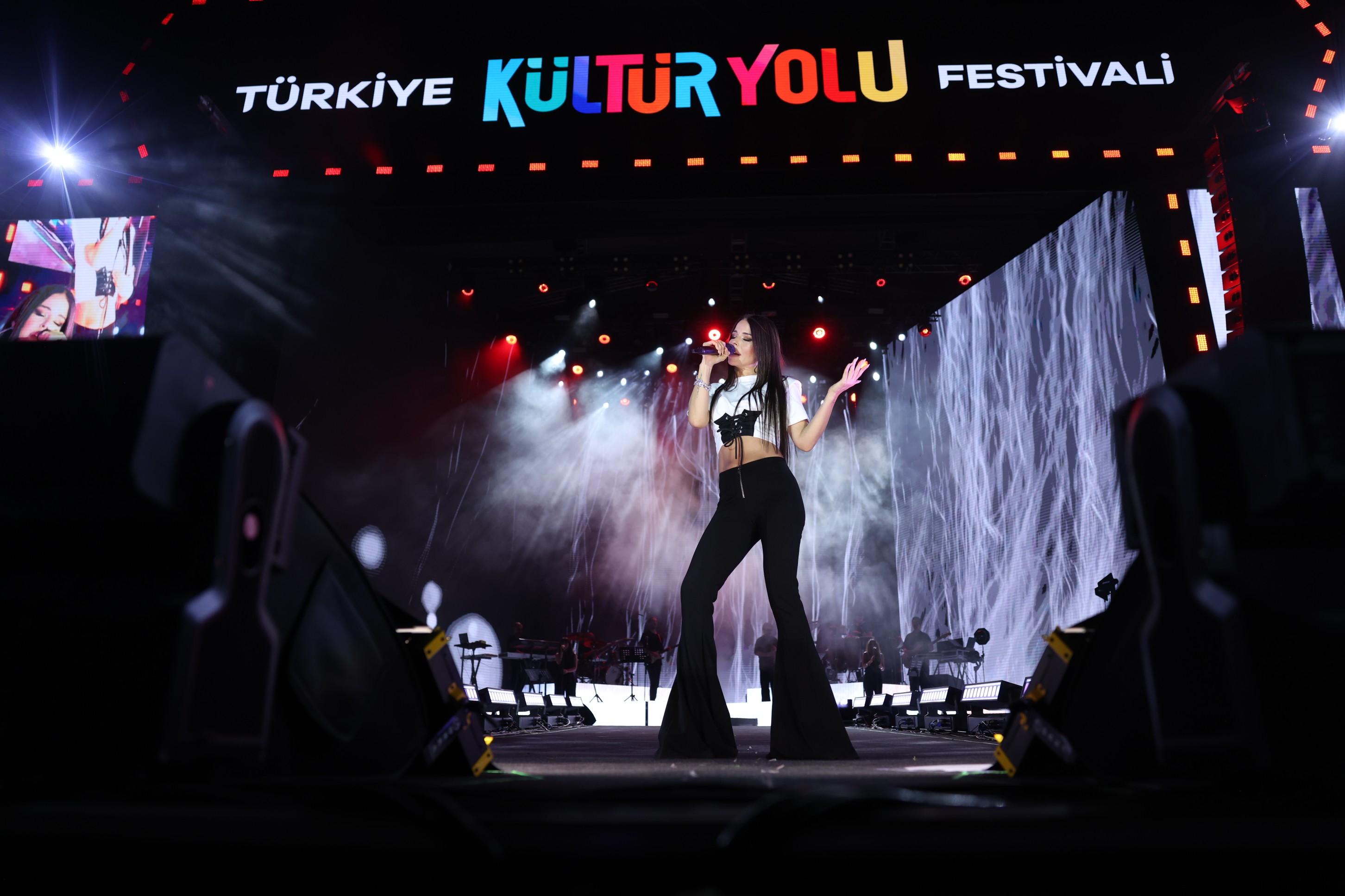 SİMGE MALATYA’DA SEVİLEN ŞARKILARIYLA SAHNEDEYDİ