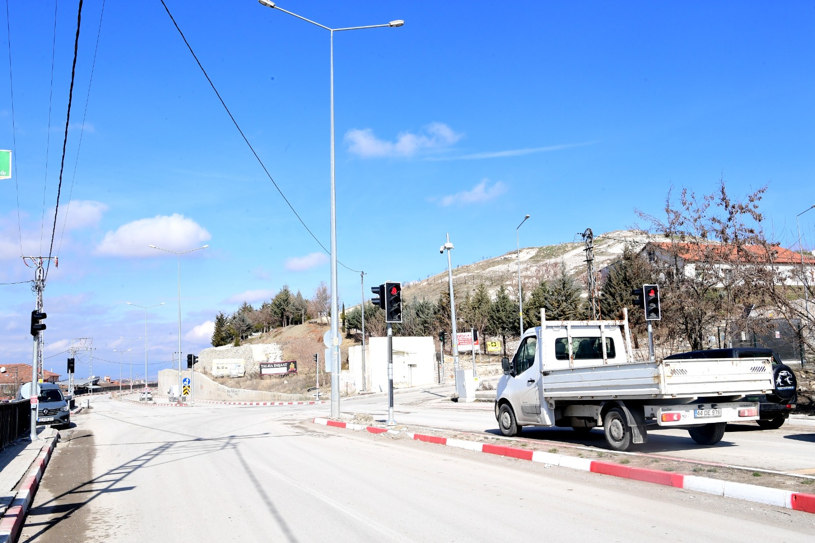 TRAFİĞİN YOĞUN OLDUĞU NOKTALARA SİNYALİZASYON SİSTEMİ KURULUYOR