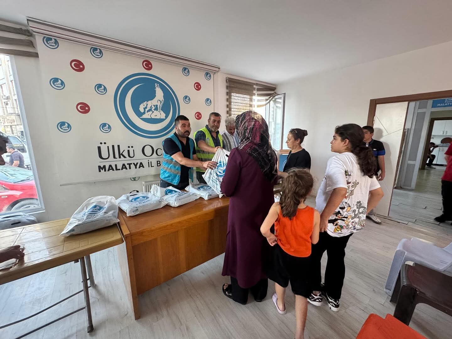 Ülkü Ocakları'ndan Kırtasiye Yardımı