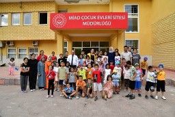 Vali Seddar Yavuz’un Eşi Hanımefendi Selda Yavuz, MİAD Çocuk Evleri Sitesi’nde Düzenlenen Aşure Programına Katıldı