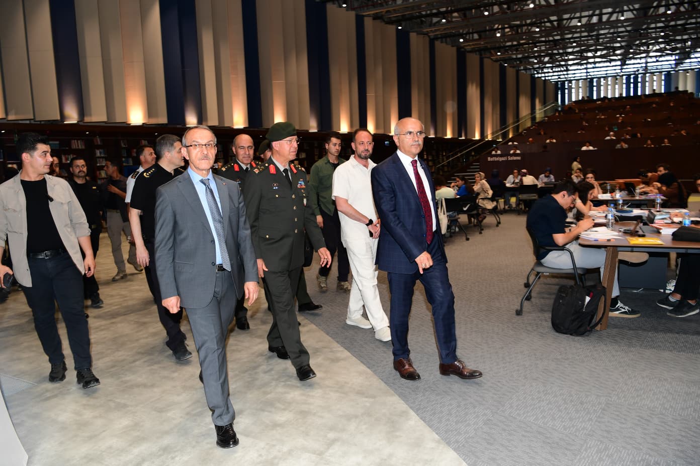VALİ YAVUZ ve 2. ORDU KOMUTANI KILIÇ’TAN ŞEHİR KÜTÜPHANESİ’NE TAM NOT