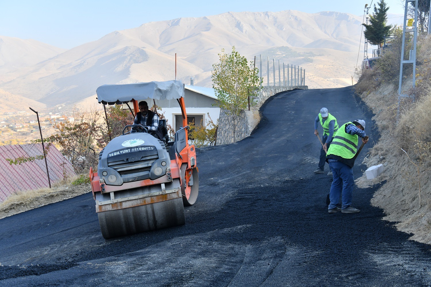Yeşilyurt Belediyesi Banazı'nın Yollarını Yeniliyor