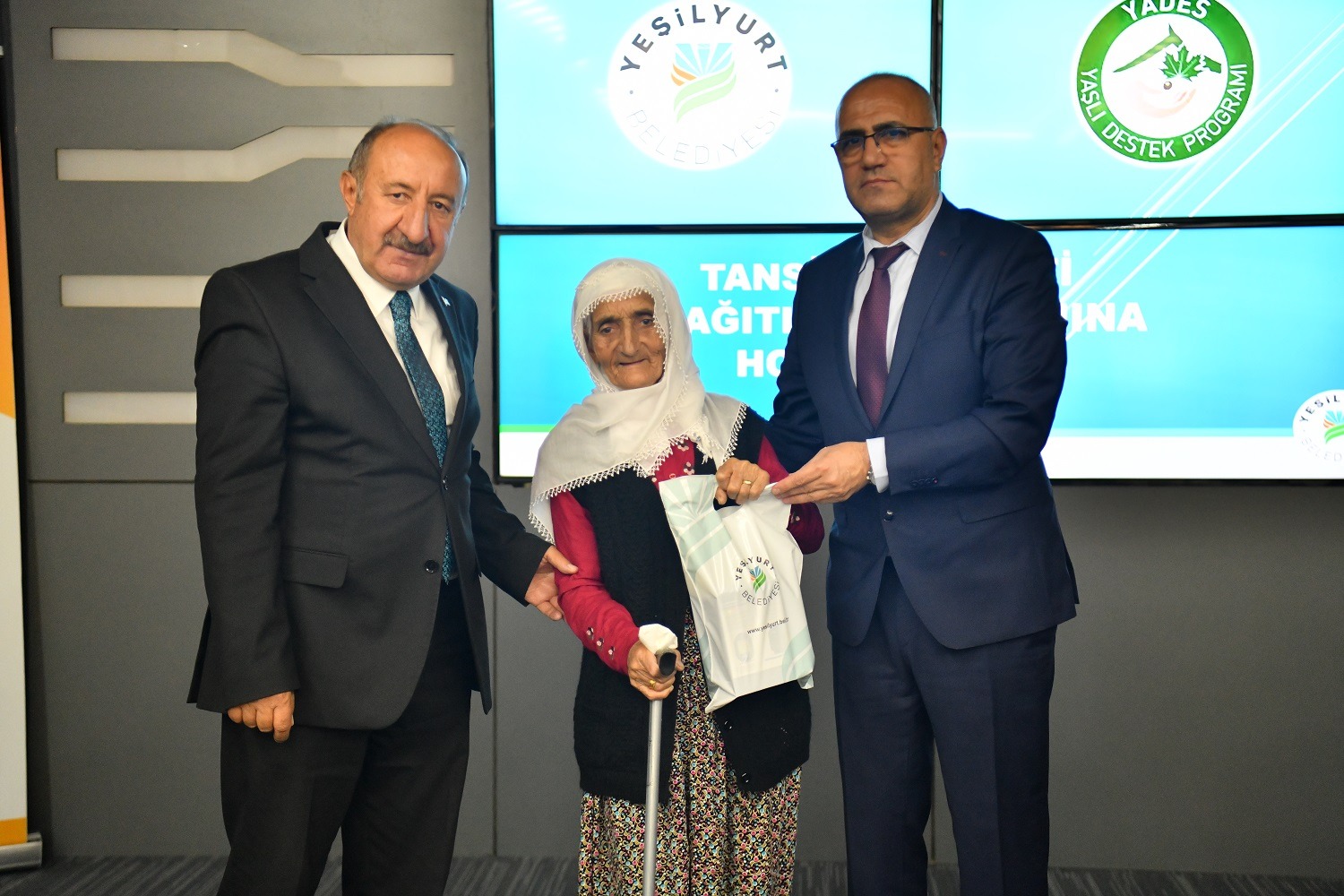 Yeşilyurt Belediyesi'nden İhtiyaç Sahibi Yaşlılara Tansiyon Aleti Desteği