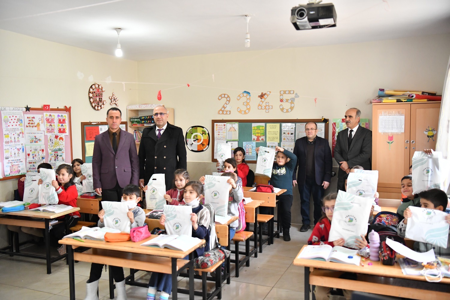 Yeşilyurt Belediyesi'nden Kırsalda ki Okullara Eğitim Desteği