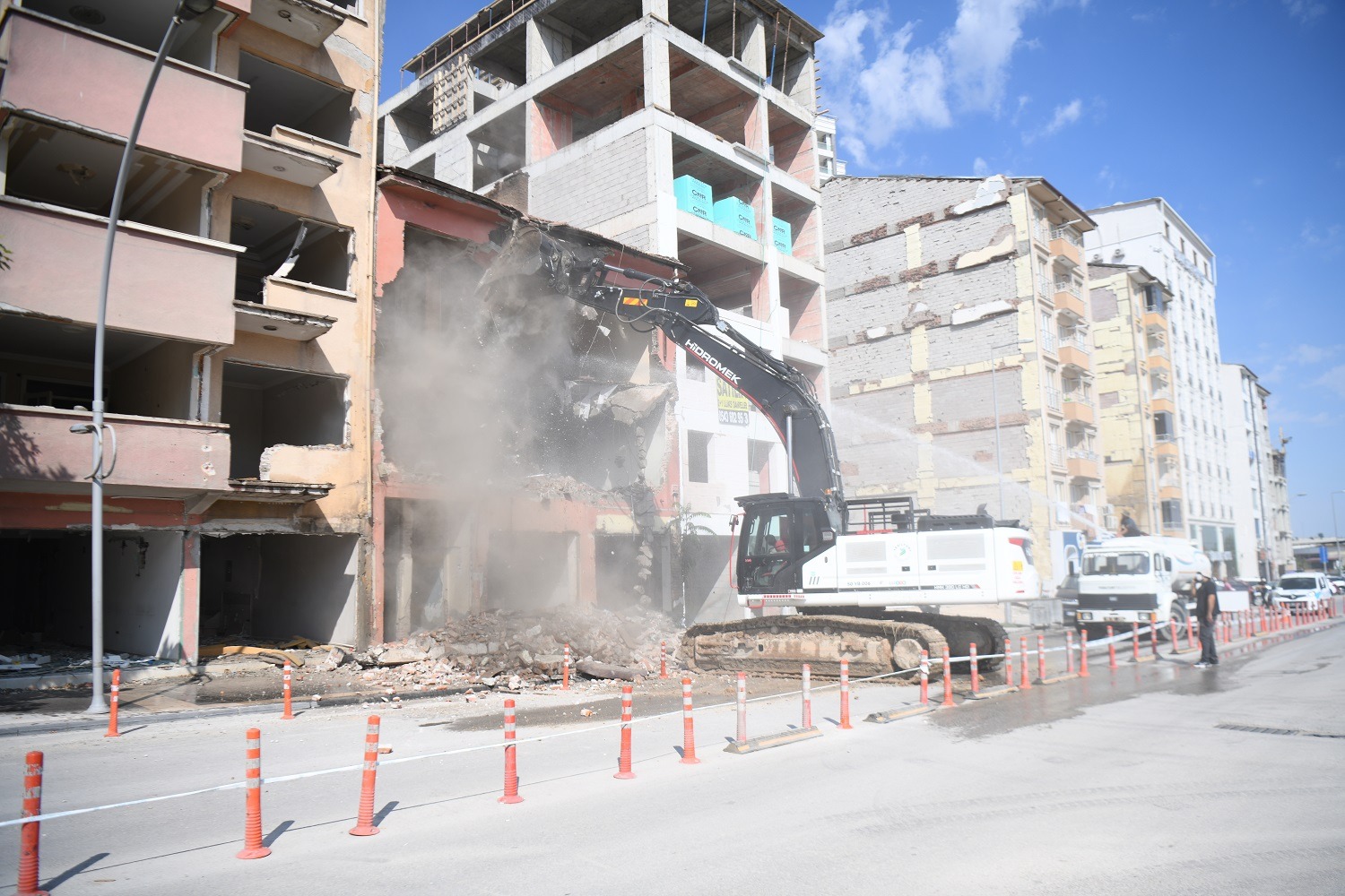 Yeşilyurt Belediyesi'nden Metruk Yapılara Kararlı Müdahale
