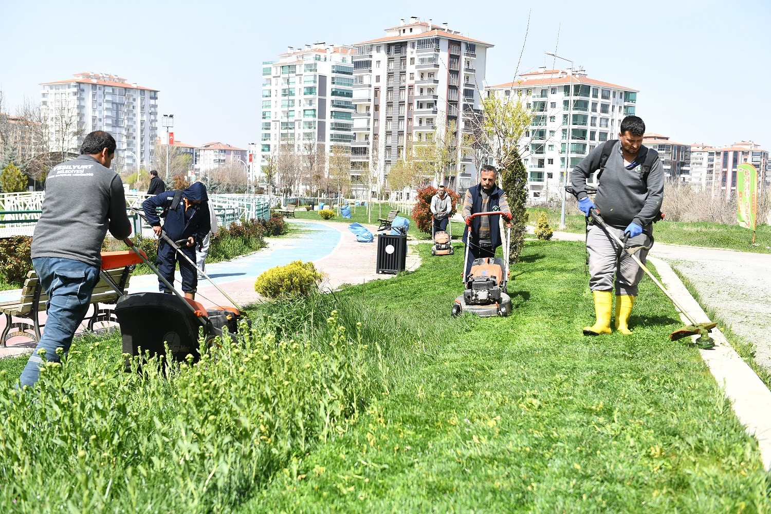 Yeşilyurt'ta Park ve Yeşil Alanlar Yaz Sezonuna Hazırlanıyor