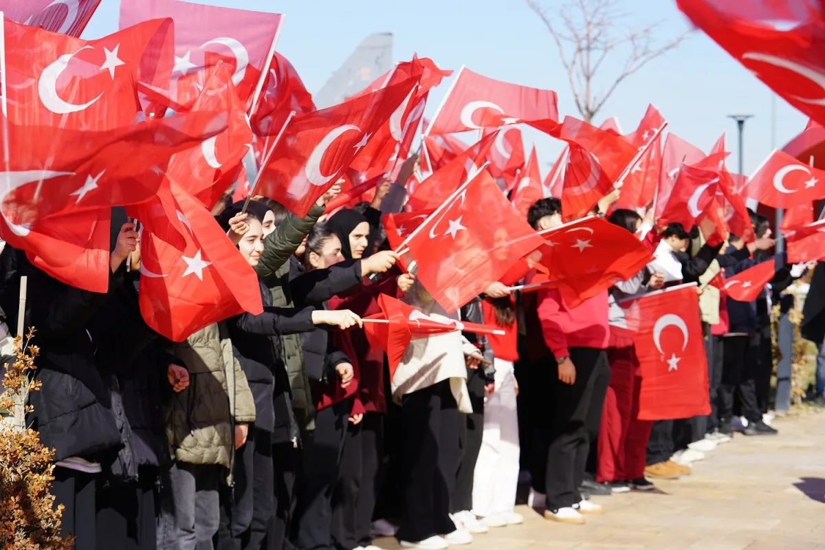 "TEK BAYRAK,TEK VATAN"Gençlik Bayrak Yürüyüşü'nde Gurur Dolu Anlar Yaşandı