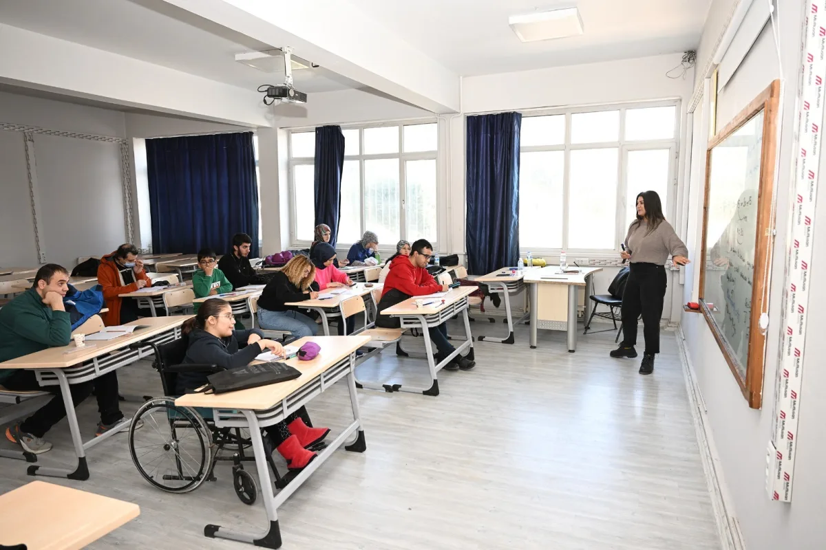 BÜYÜKŞEHİR BELEDİYESİ ENGELLERİ AŞAN  KARİYER YOLCULUĞUNA REHBER OLUYOR
