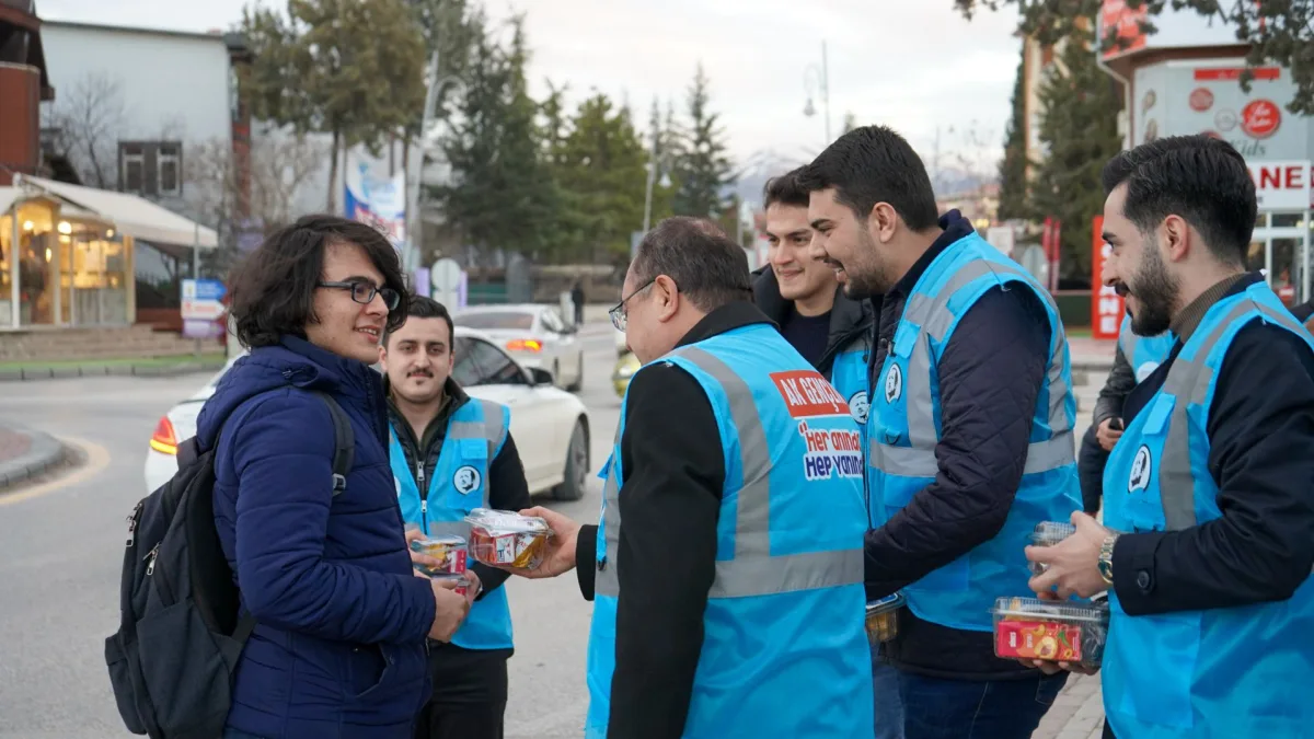 Ak Gençlik Ramazan'da Sahada