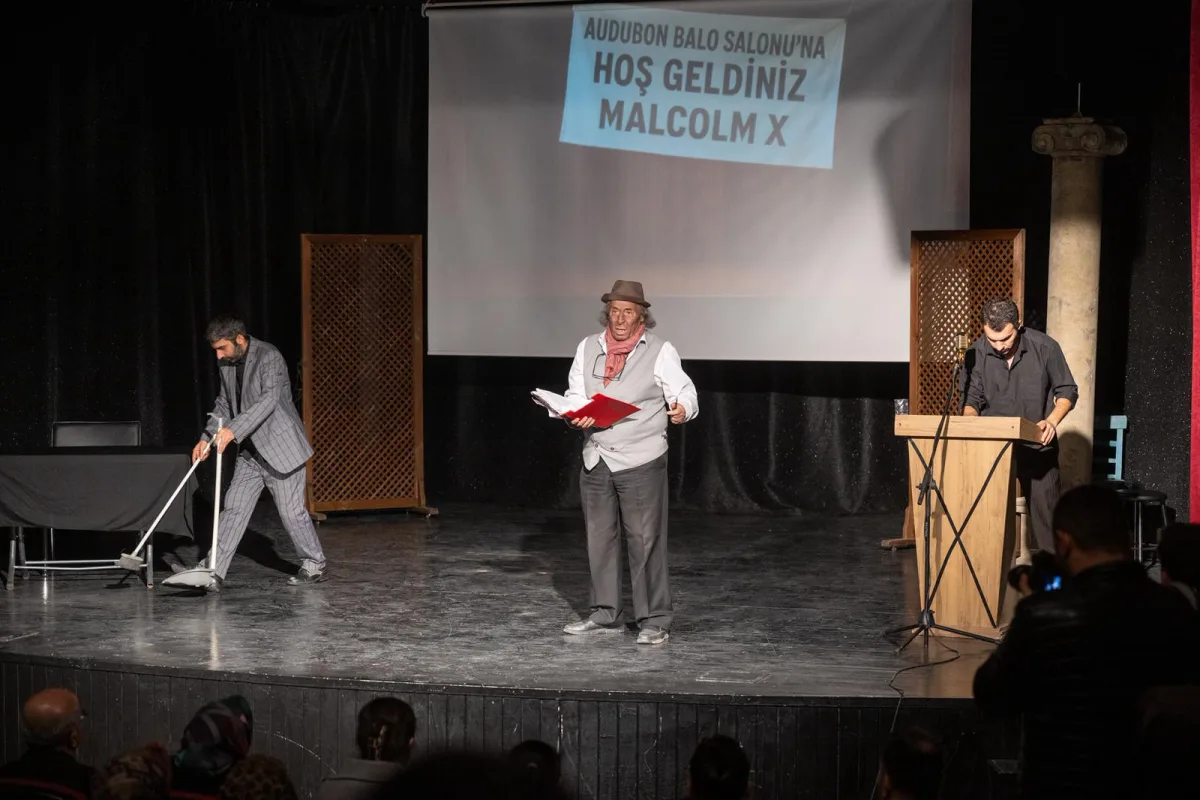 MALCOLM X TİYATRO OYUNU İZLEYİCİLERDEN TAM NOT ALDI