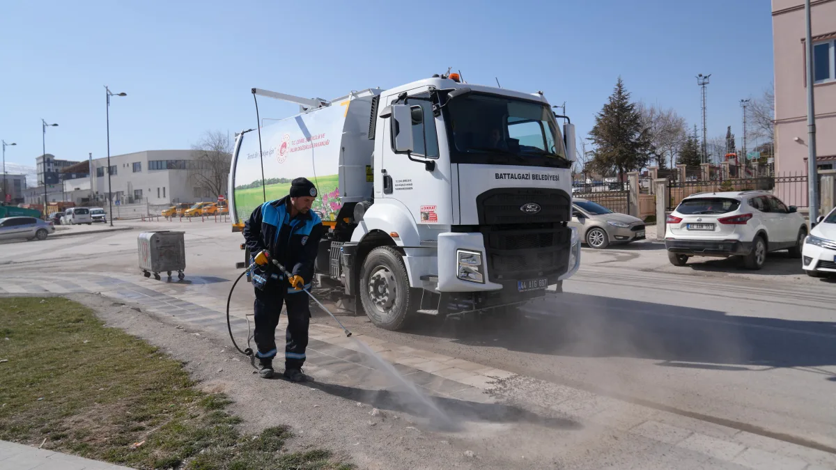 Battalgazi'de Derme Deresi Çevresinde Temizlik ve Yıkama Çalışması
