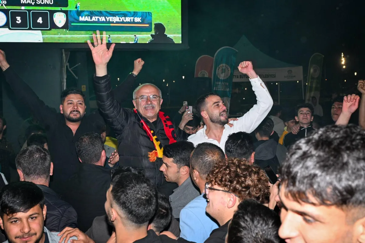 SAMİ ER TARAFTARLA TEK YÜREK OLDU: YEŞİLYURTSPOR FİNAL YOLUNDA TARİH YAZDI