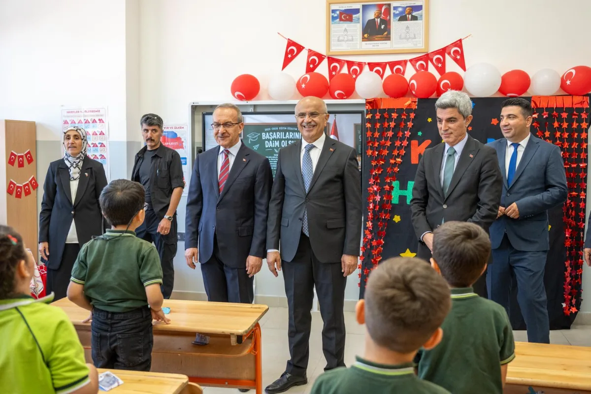 BAŞKAN ER ÖĞRENCİLERİN KARNE HEYECANINA ORTAK OLDU