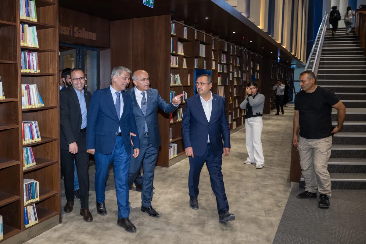 BAKAN YARDIMCISI NADİR ALPASLAN ŞEHİR KÜTÜPHANESİNİ GEZDİ